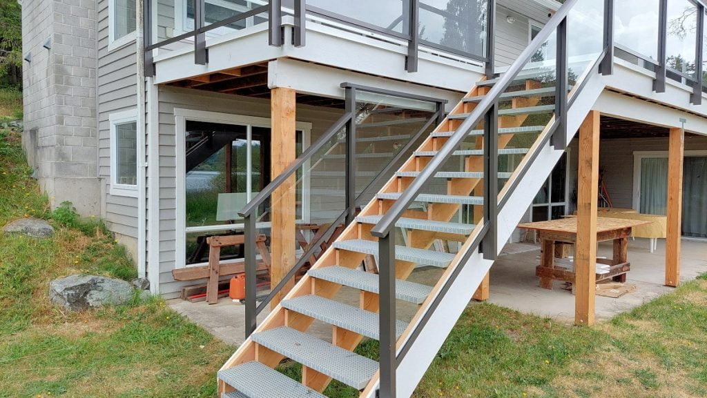 dekrail grooved aluminum post frame with glass rideau brown